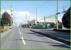 上越新幹線の下をくぐり、2つ目の路地を右折します。